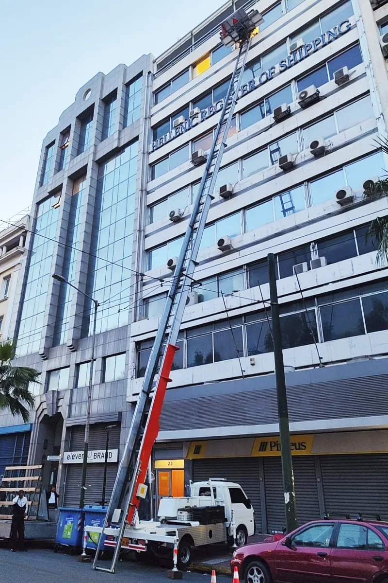 Ανυψωτικό μηχάνημα σε μετακόμιση εταιρείας στην Αθήνα